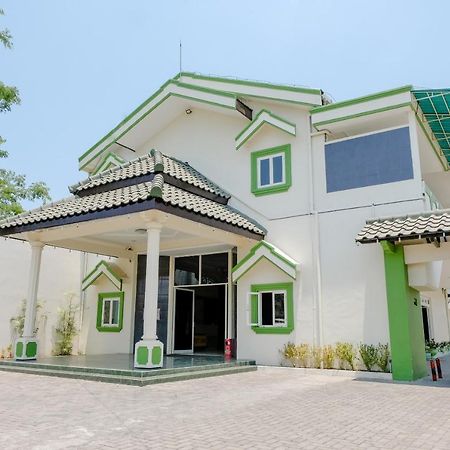 Hotel Taman Indah Madiun Esterno foto