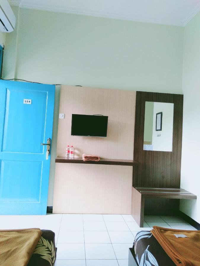 Hotel Taman Indah Madiun Esterno foto