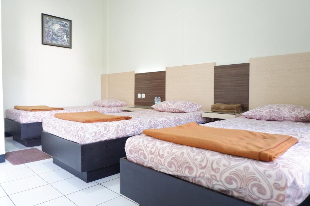 Hotel Taman Indah Madiun Esterno foto