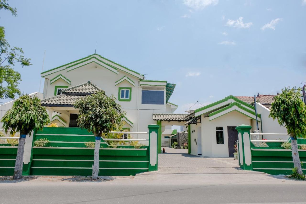 Hotel Taman Indah Madiun Esterno foto